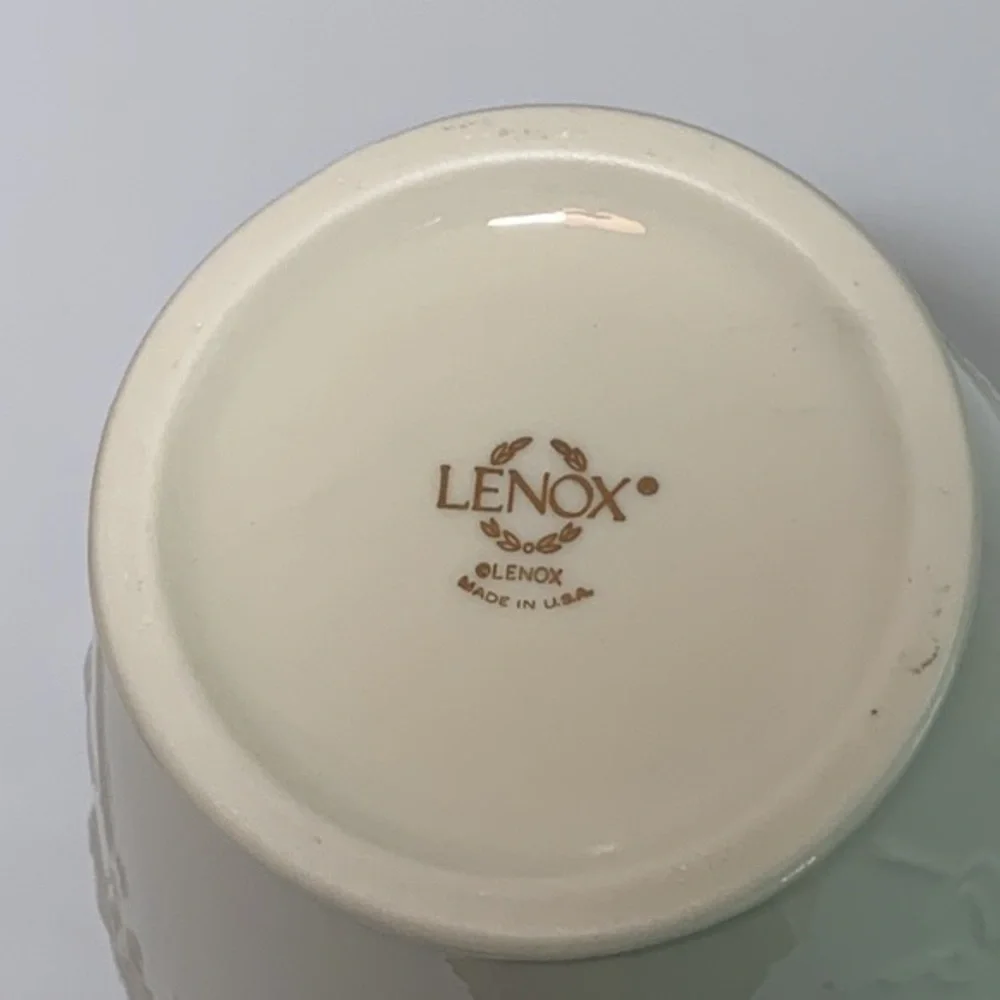 Lenox vintage white ceramic iris Masterpiece Small Vase.‎  24kt gold trim. NIB